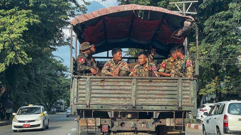 ရန်ကုန်မြို့အတွင်း ကင်းလှည့်နေသည့် စစ်ကောင်စီတပ်သားတချို့အား ၂ဝ၂၃ ခုနှစ် ဒီဇင်ဘာလ ၄ ရက်နေ့က တွေ့ရစဉ်။ (Photo: AFP)
