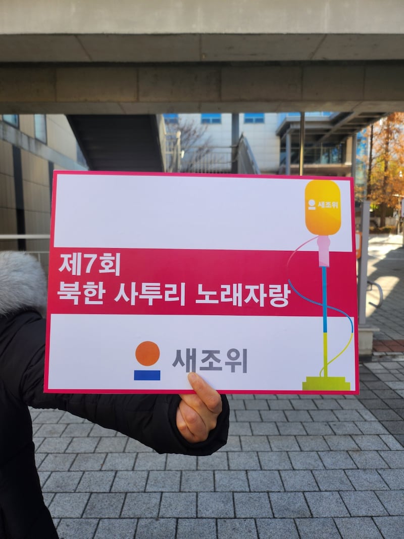 행사장 입구_행사장 안내 중.jpg