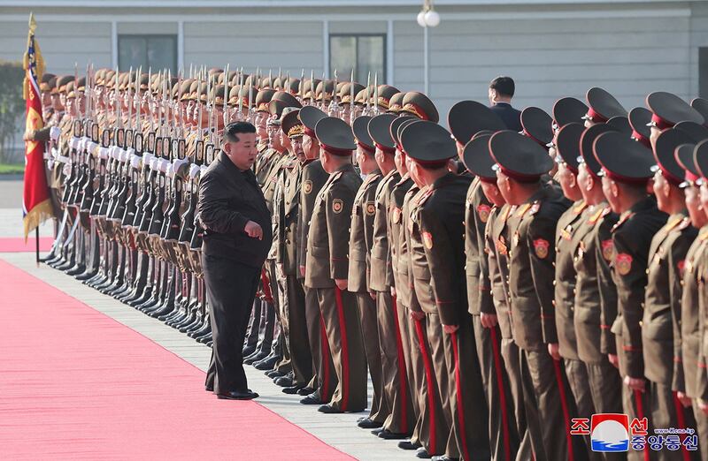 2024年10月18日,朝鲜领导人金正恩视察朝鲜陆军第二军团总部。(KCNA via Reuters)