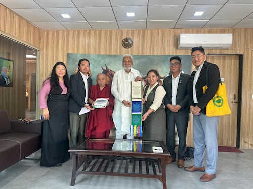 རྒྱ་གར་གྲོས་ཚོགས་ཀྱི་འཐུས་མི་ཚོར་བོད་དོན་ཞུ་གཏུགས་ཀྱི་ལས་འགུལ།