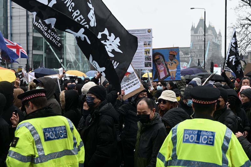 大倫敦警方早前改口,稱中國「超級大使館」選址足以容納大型示威。但周六(8日)數千名示威者到上址集會,警方寡不敵眾,倫敦塔一帶交通一度癱瘓,並因為兩名港人被捕而爆發警民衝突。(梁銘康攝)