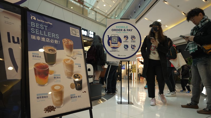 中國味濃的「瑞幸咖啡」在香港的定價貴中國大陸一倍。(衛斯攝)