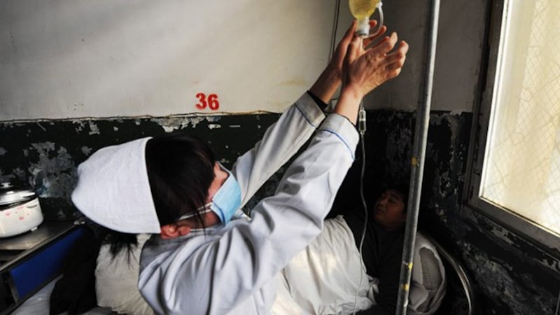 中国安徽的一名艾滋病人正在接受治疗(法新社资料图)