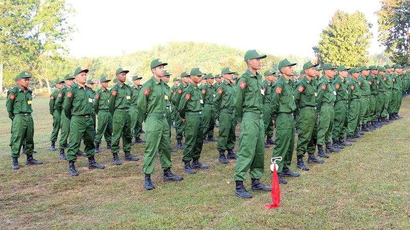 နေပြည်တော်ကောင်စီနယ်မြေရှိ သင်တန်းကျောင်းတွင် ပြည်သူ့စစ်မှုထမ်းသင်တန်းအမှတ်စဥ် (၈) သင်တန်းတက်ရောက်သူများအား ၂၀၂၄ ခုနှစ်၊ ဒီဇင်ဘာလ ၂၄ ရက်နေ့တွင် တွေ့ရစဉ်။ (Photo: Telegram/ ည်သူ့စစ်မှုထမ်းများ စုစည်းရာ)