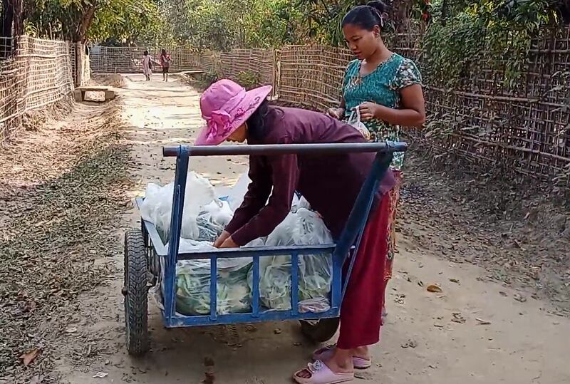 အခြေခံစားကုန်တစ်ချို့ကို တွန်းလှည်းပေါ်တင်ပြီးဈေးရောင်းနေသည့် မဇင်နွယ်ဦးကို တွေ့ရစဉ်။ ( RFA )