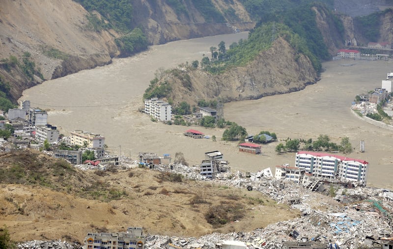 2008年汶川地震,超过2,000座水坝出现了裂缝。