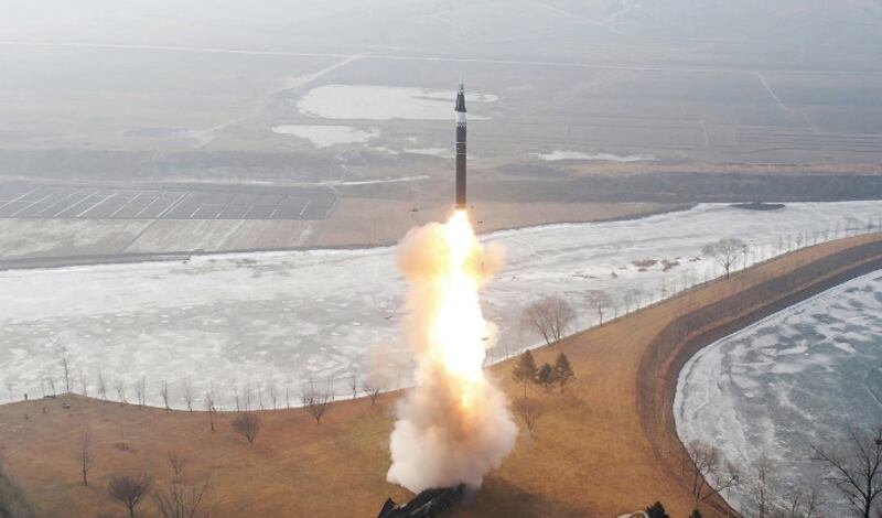 (사진1) 북한 신형 극초음속 중장거리 탄도미사일 시험발사 진행 2025.1.7.png