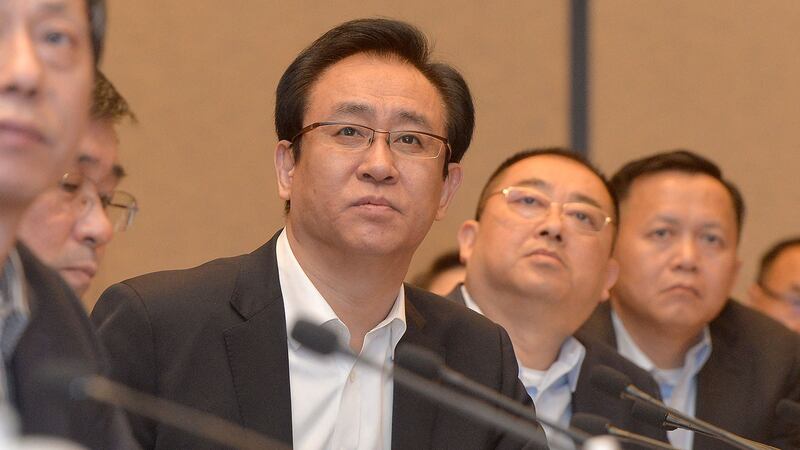 2017 年 6 月 5 日,恒大集团董事局主席许家印一行在湖北省武汉市参加会议。 (法新社)