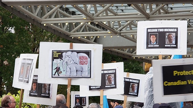 资料图片:2019年9月25日,民众在温哥华市中心举标语呼口号反对中国介入加拿大国内政治。(记者柳飞)