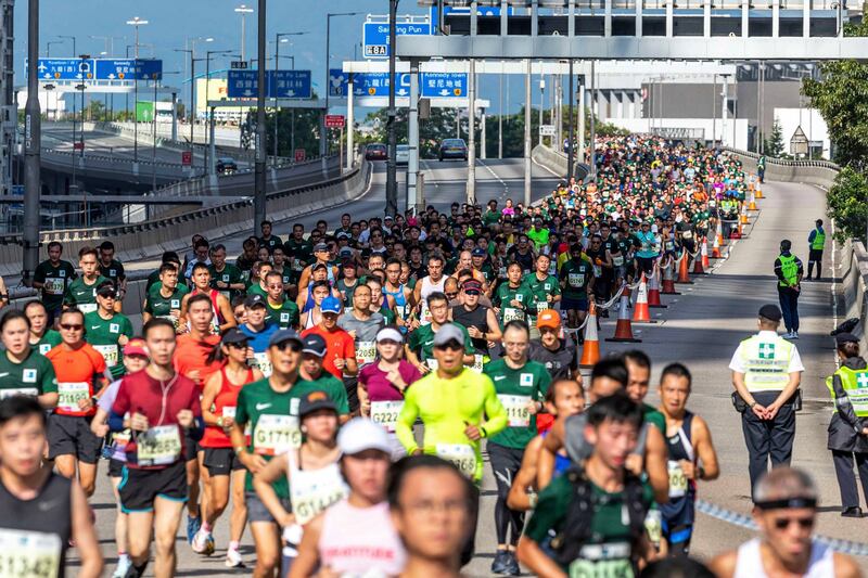 大會禁止跑手穿上印有「香港加油」字句的服飾。(渣打香港馬拉松facebook圖片)