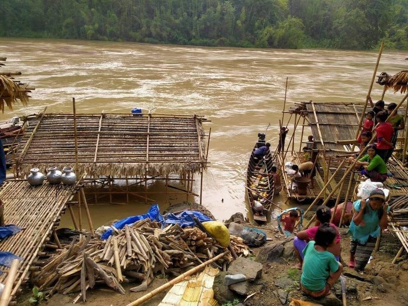 လောင်တလိုင်ခရိုင်၊ ကာကီဆွာ စစ်ဘေးဒုက္ခသည်စခန်းတွင် ခိုလှုံနေကြသော ပလက်ဝ ဒေသခံများကို ၂၀၂၄ ခုနှစ် မေလ ၂၈ ရက်နေ့က တွေ့ရစဉ်။ (Photo: Paletwa IDPs and Humanitarian Supporting)