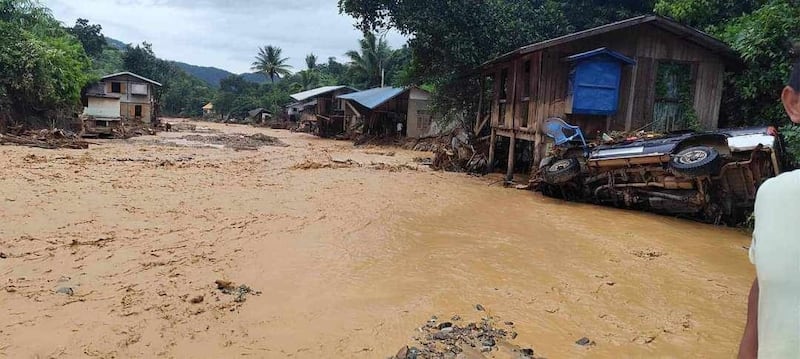 ရမည်းသင်းမြို့တွင် မိုးသည်းထန်စွာ ရွာသွန်းပြီး ရေကြီးမြေပြိုမှုကြောင့် ပျက်စီးသွားသည့် သပြေပင်ရွာမှ အိမ်များကို ၂၀၂၄ ခုနှစ် စက်တင်ဘာလ ၁၃ ရက်နေ့က တွေ့ရစဥ်။ (Citizen Photo)