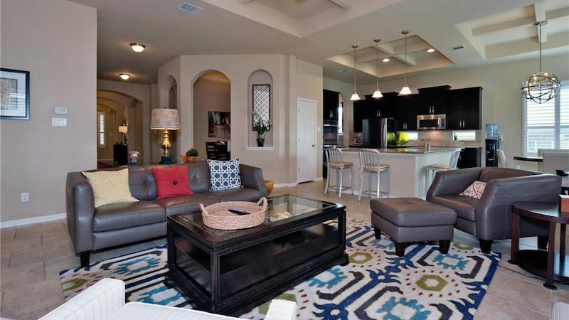 大宅共有四個房間，2.5個衛浴，雙車庫，高樓底。（地產經紀網站資料圖）