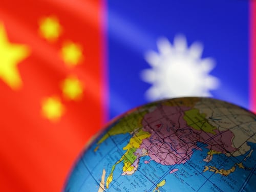 ཨ་རི་དང་ཉི་ཧོང་གཉིས་ཀས་ཐེ་ཝན་ཐད་ཀྱི་སྲིད་ཇུས་ལངས་ཕྱོགས་ལ་འགྱུར་བ་བཏང་པ།