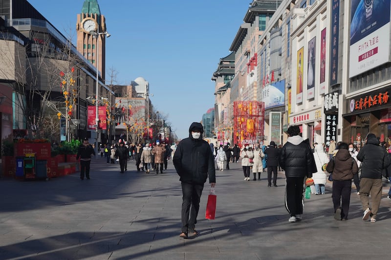 2025年1月27日,人们在北京的商业区购物。