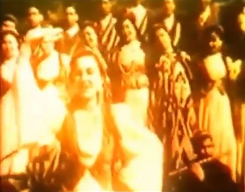 «دەرنەك» پائالىيىتىدە سەنئەت نومۇرى كۆرسىتىۋاتقان مەركىزىي ئۇيغۇر ئۇيۇشمىسى قارىمىقىدىكى سانايى-نەفىسەنىڭ سەنئەتچىلىرى (1948-يىل، ئۈرۈمچى).