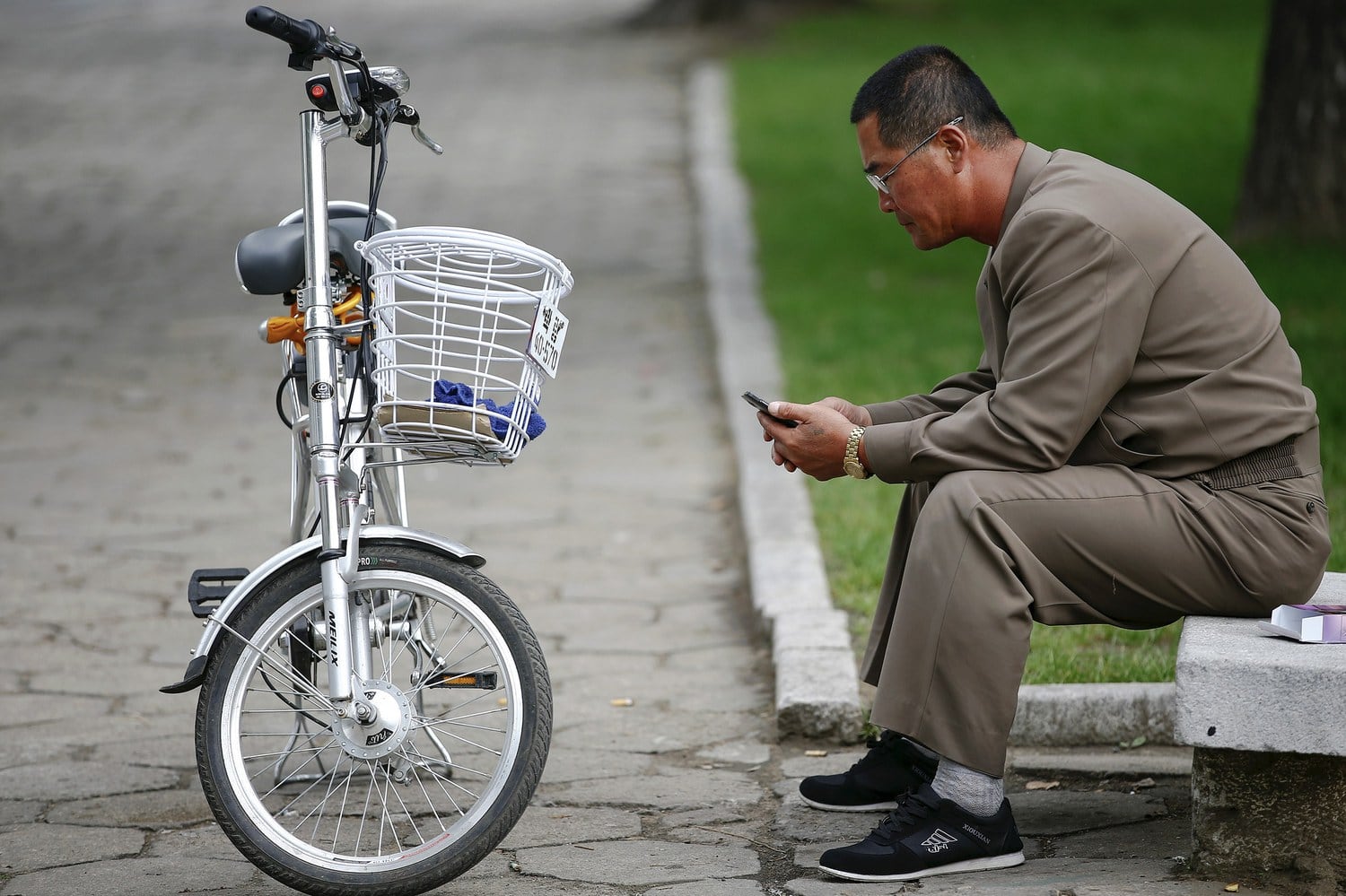 North Korea Arrests 20 Remittance Brokers for Using Illegal Chinese Mobile Phones