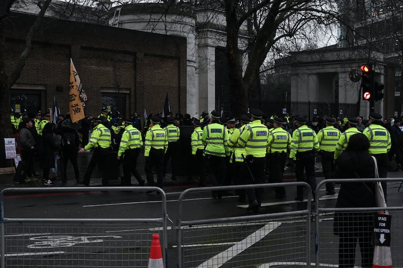 警方根據《公眾秩序法》第14條命令集會必須於下午4時15分前解散,大批警員準時清場;其後一度拘捕另一名港人吳先生,但他最後即場獲釋。(梁銘康攝)