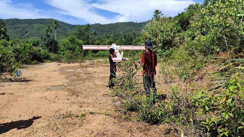 ပြည်သူ့ကာကွယ်ရေး တပ်မတော် မြိတ်ခရိုင် အမှတ် (၁) တပ်ရင်းမှ တပ်ဖွဲ့ဝင် နှစ်ဦးအား ဒရုန်းတစ်စင်းနဲ့အတူ ၂၀၂၄ ခုနှစ် အောက်တိုဘာလ ၄ ရက်နေ့က တွေ့ရစဉ်။ (ဓာတ်ပုံ - မြိတ်ခရိုင် အမှတ် (၁) တပ်ရင်း)