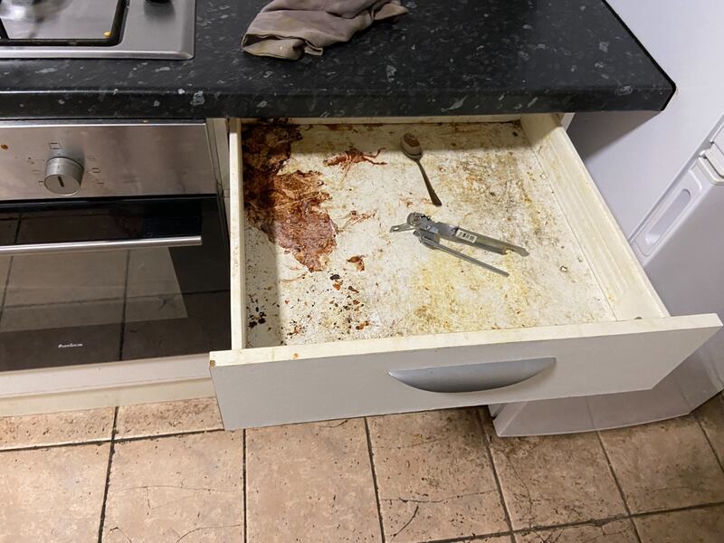 廚房抽屜亦凌亂不堪。(受訪者提供)