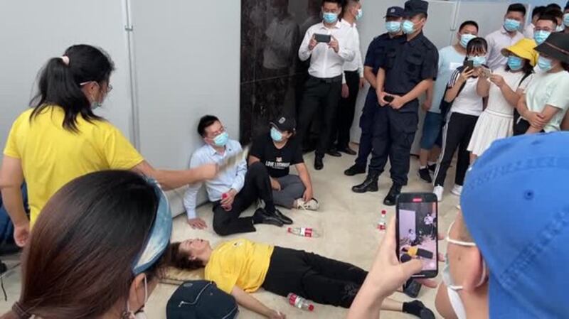 位于深圳的中国恒大总部2021年9月13日遭到投资民众的抗议围堵(路透社视频截图)