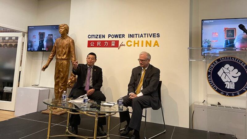 1月7日,旅美法学家程干远英文新书《中共统战部揭秘》在华盛顿人权组织“公民力量”会议室举行首发式。“公民力量”主席杨建利(左)和智库2049计划研究所执行主任石明楷(Mark Stokes)在会议上发言。(记者王允摄影)