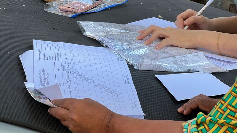 ရန်ကုန်မြို့ရှိ ရပ်ကွက်တစ်ခုတွင် လူဦးရေစာရင်းကောက်ယူနေသည်ကို ၂၀၂၃ ခုနှစ်၊ ဇန်နဝါရီလ ၁၁ ရက်နေ့က တွေ့ရစဉ်။ (Photo: RFA)