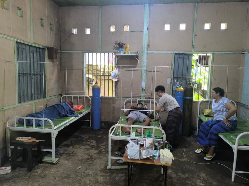 သီပေါမြို့ အခမဲ့ဆေးခန်းတွင် ဒဏ်ရာရလူနာများအား ကုသပေးနေသည်ကို ၂၀၂၄ ခုနှစ်၊ ဩဂုတ်လအတွင်းက တွေ့ရစဉ်။ (Citizen Photo)