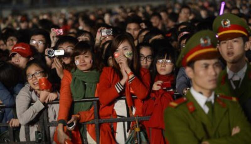 Giới trẻ Việt Nam xem ban nhạc SKorean K-pop biểu diễn tại sân vận động Mỹ Đình, Hà Nội vào ngày 29 tháng 11 năm 2012.