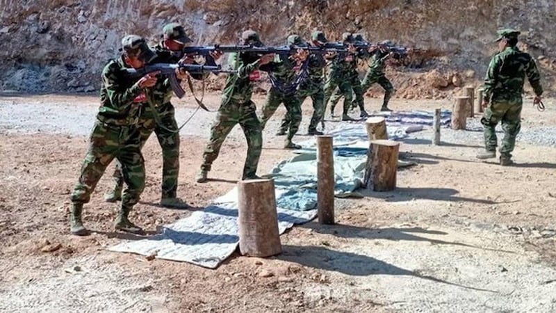 လွတ်မြောက်နယ်မြေ တစ်နေရာတွင် စစ်ရေးလေ့ကျင့်နေသည့် မိုးကြိုးပြောက်ကျားအဖွဲ့ တပ်ဖွဲ့ဝင် တချို့အား တွေ့ရစဉ်။ (Photo: Thunder Guerrilla Force)