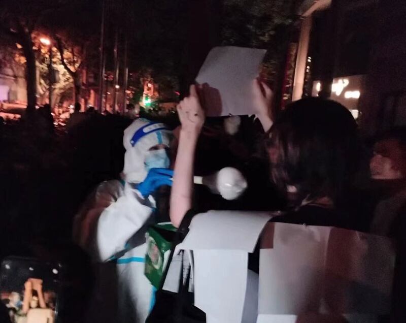 上海万圣节,手持白纸做核酸。(X平台)