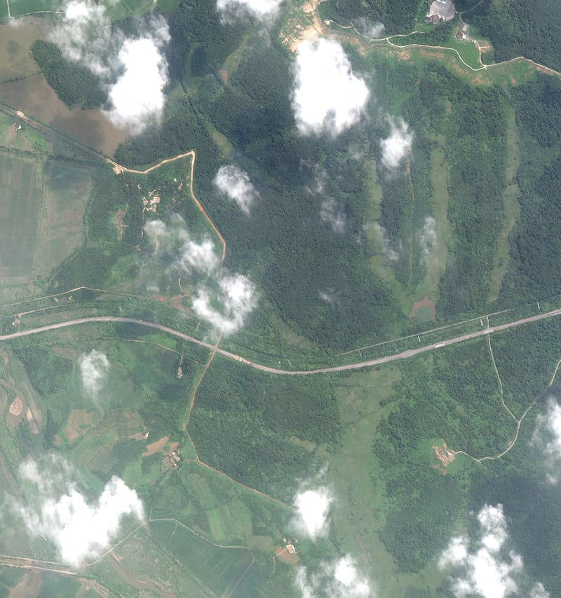 联通朝鲜开城市与韩国坡州市的边境道路,由空中鸟瞰。摄于2024年8月5日。(Planet Labs Inc via REUTERS)