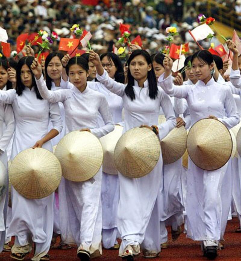 Nữ sinh trong trang phục áo dài trắng tại buổi lễ kỷ niệm 50 năm chiến thắng Điện Biên Phủ hôm 7/5/2004, tại Hà Nội.