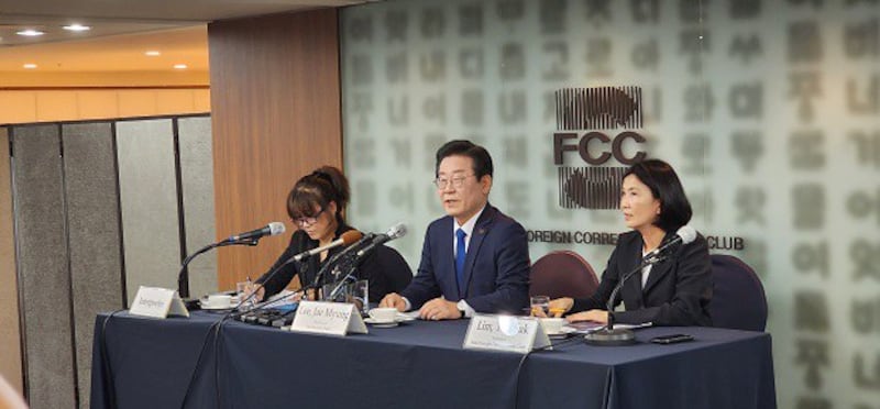 2023년 4월 11일 열린 외신 대상 기자설명회에서 발언하고 있는 이재명 더불어민주당 대표.