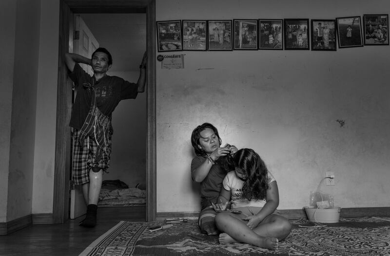 ၂ဝ၂၄ ခုနှစ် ဩဂုတ်လ ၁၈ ရက်နေ့က နယူးယောက်ပြည်နယ်၊ ယူတီကာမြို့နေအိမ်မှာ မောင်ညမွှေးရဲ့ ဖခင်ဖြစ်သူ စောကာလီဝမ်၊ မိခင်ဖြစ်သူ နော်ရှီးဝါ၊ ညီမငယ်ဖြစ်သူ ပေါဝါတို့ကိုတွေ့ရစဉ်။ (Photo: Gemunu Amarasinghe/ RFA)