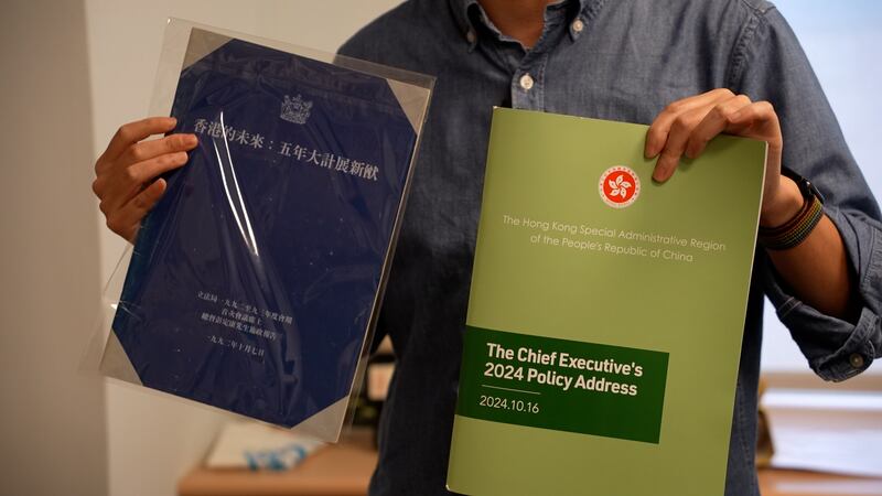 目前接收到的資料不乏政治相關,包括前港督彭定康的施政報告。(程皓楠攝)