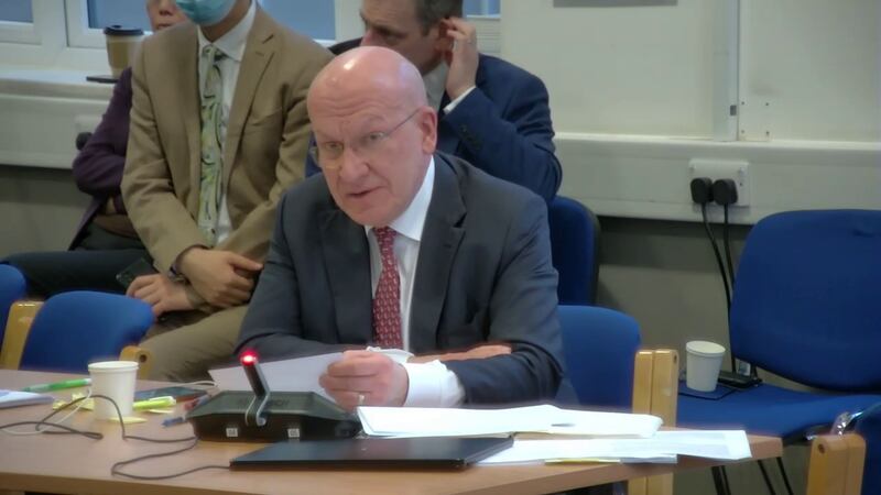 中方代表大律師卡高斯基在結案陳辭時,再度駁斥居民組織代表指控市議會及警方改變立場,是因為「密室交易」和英國政府施加政治壓力,批評是「胡說八道」。