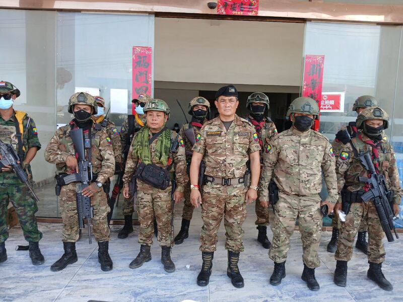 ကရင်ပြည်နယ် မြဝတီမြို့နယ်တွင် အွန်လိုင်းငွေလိမ်လုပ်ငန်း (ကျားဖြန့်) လုပ်ငန်းလုပ်ကိုင်သူများအား ရှာဖွေဖမ်းဆီးနေသည့် ကရင်နယ်ခြားစောင့်တပ် (BGF) မှ တာဝန်ရှိသူများအား ၂၀၂၅ ခုနှစ် ဖေဖော်ဝါရီလ ၂၆ ရက်နေ့က တွေ့ရစဉ်။ (Photo : Citizen)