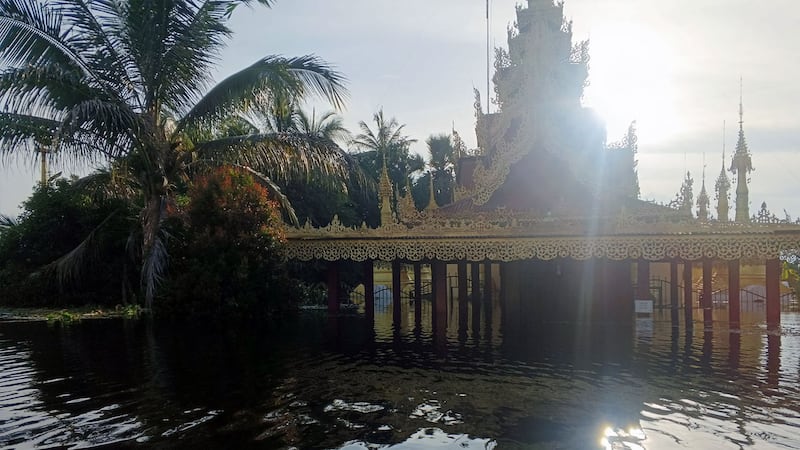 ရှမ်းပြည်နယ်တောင်ပိုင်း၊ ညောင်ရွှေမြို့နယ်၊ အင်းလေးဒေသရှိ ဘုန်းကြီးကျောင်းတစ်ကျောင်း ရေနစ်မြုပ်နေသည်ကို ၂၀၂၄ ခုနှစ်၊ စက်တင်ဘာလ ၁၅ ရက်နေ့က တွေ့ရစဉ်။ (Photo: Citizen Photo)